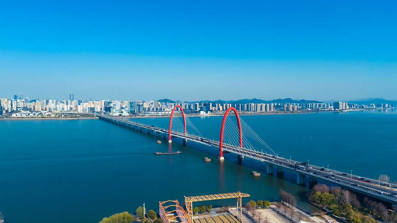 如何区分游戏中的真实竞争和风险提示竞争？